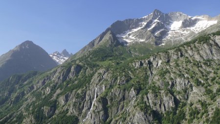 En face, Vallon de la Mariande, refuge de l’Alpe du Pin et Tête de Lauranoure.