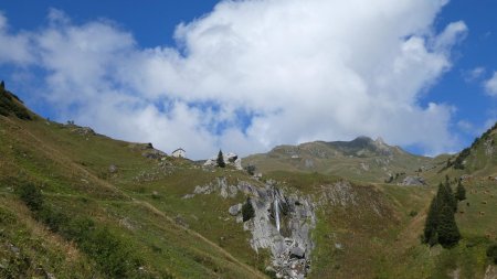 Vue arrière, la chapelle, la cascade et Mont Coin