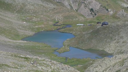 Zoom sur le Refuge d’Arbolle et son lac.