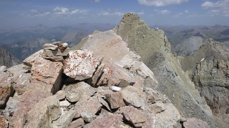 Le sommet du Pic Sud (3371m) son cairn, sa belle dalle rosée et la vue sur le Pic Nord (3385m)