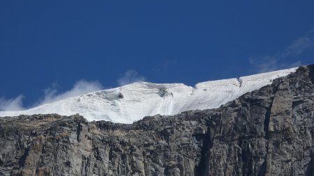 [Gauche] Zoom sur l’énorme corniche glaciaire à côté de la Becca di Moncorvé