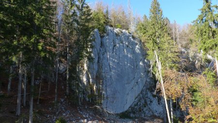 Un rocher d’escalade sur le site des Trois Commères