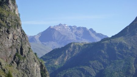 Pendant la montée au dessus de la Danchère, vue sur le Pic Bayle, point culminant des Grandes Rousses