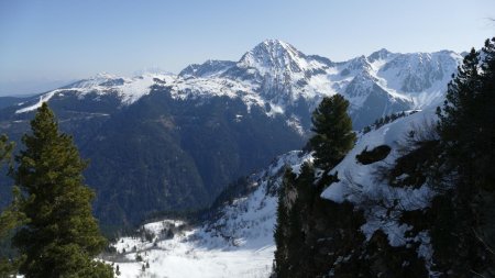 Face aux Grands Moulins et au lointain Mont Blanc.