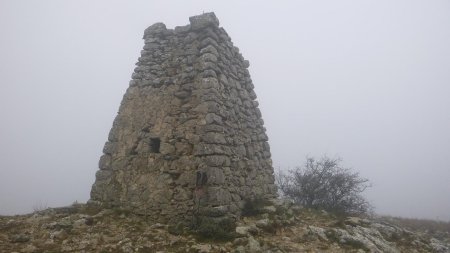 la cairn caractéristique du sommet du Mourre d’Agnis (919m), mais dans la brume aujourd’hui !
