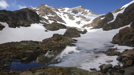Petit lac 2864, partiellement gelé