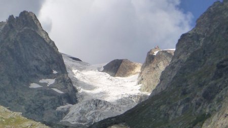 Une belle ouverture sur le glacier de l’Homme, avec sur le piton rocheux à droite...