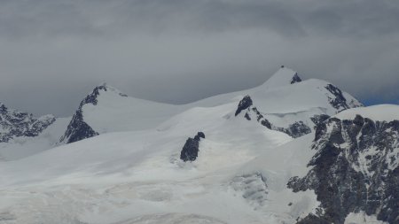 Zoom sur le Zumsteinspitze et la Signalkuppe.