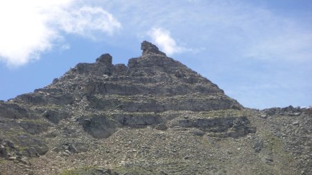 Le bastion sommital de Roche Grande et ses deux sommets. Le point culminant est celui de droite