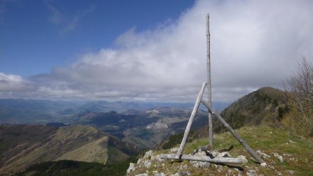 Sommet de la Grande Aiguille, avec vue sur la montagne de Mélan (suite du parcours en crête)