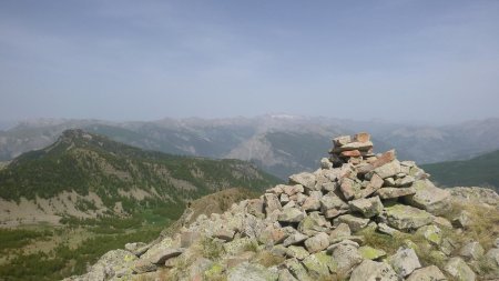 Au sommet de Mouriès (2540m) avec le Laupon à gauche, et l’Estrop au fond