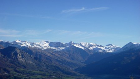 Au loin à l’est, et de gauche à droite : Roc Diolon, Grand Pinier, Entre Piniers, Petit Pinier, Tuba, tête de Couleau et Garabrut