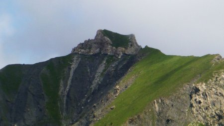 Zoom sur la Joug de l’Aigle et sa couronne rocheuse située sous son plan incliné sommital et herbeux
