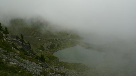Les lacs Robert apparaissent, ainsi que la montée vers le Col des Lessines.