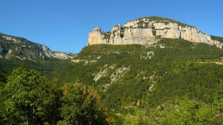 Vallon de Combau et son rocher, de la route de Bénevise, hors itinéraire.
