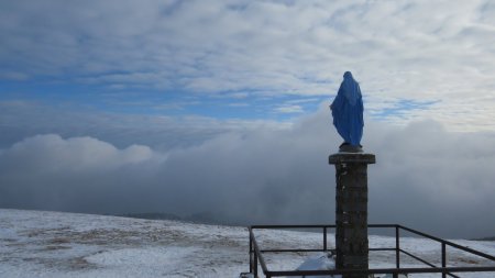 15h29. La statue de la Vierge, face aux nuages, qui assurent le spectacle dans le ciel.