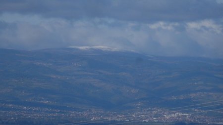 Le sommet enneigé de Pierre-sur-Haute sort des nuages