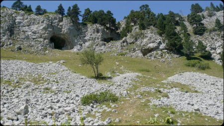 Du sentier du Pas de l’Aiguille, regard sur les Grottes aux maquisards et le couloir.