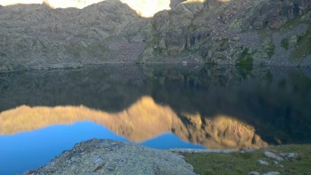 Reflets dans le Lac du Cimon, au lever du soleil