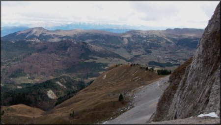 Pendant la descente du couloir, la Côte Joubert et la longue crête de la Montagne de Gresse.