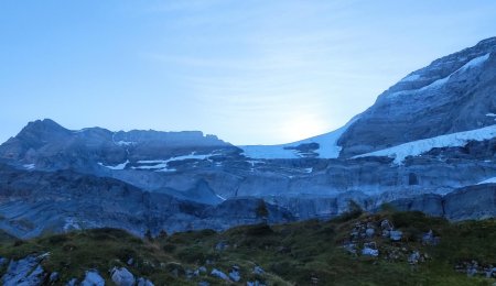 Au centre, le glacier suspendu et le Col de la Tour Sallière (2890 m)