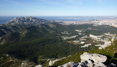 En contrebas, Massif de Marseilleveyre avec derrière, l’archipel du Frioul, Marseille et Notre Dame de la Garde, et pour finir, le complexe universitaire de Luminy