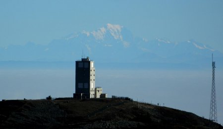 Au Nord-Est, le Mont Blanc et le brouillard. 
