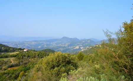 Regard vers l’ouest et la «Montagne» de Nice : le Mont Chauve
