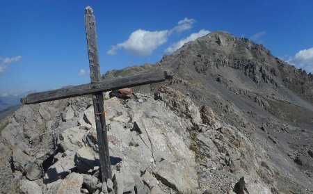 Croix sommitale du petit Aréa avec vue sur le grand