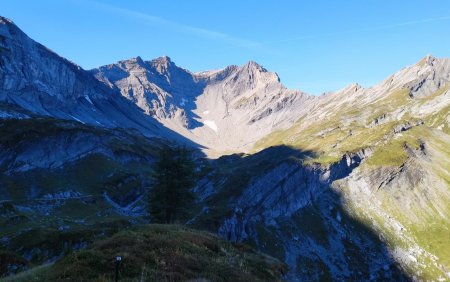Au fond du profond vallon de Susanfe, Le Mont Sagerou (2674 m) et la Dent de Barme (2759 m)