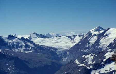 La Tsanteleina, la Pointe de Charbonnel, la Grande Sassière et les glaciers du fond du Val Grisenche.