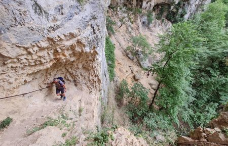 Couloir équipé avec escaliers creusés dans le rocher