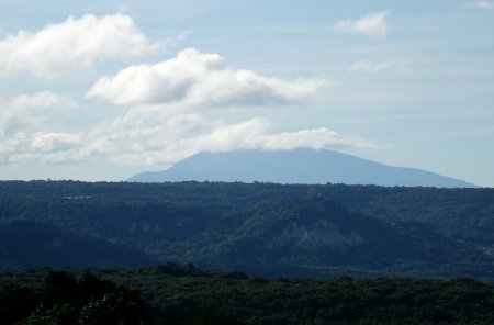 Le mont Ventoux accroche lmes nuages poussés par un fort Mistral.