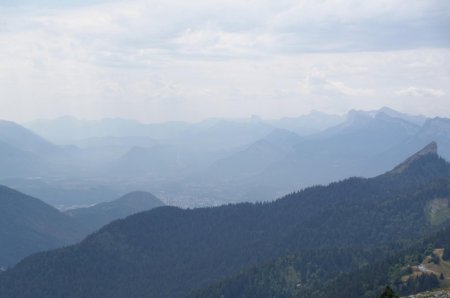 Grenoble et son fond de montagnes