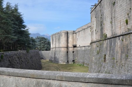 Pizzo Cefalone (2533m) et Corno Grande vus du Fort Espagnol de l’Aquila