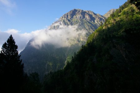Le Pic de Pichadères depuis les gorges de Clarabides