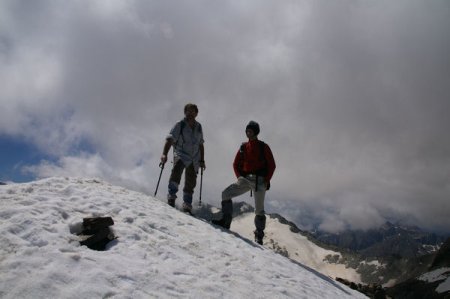 Deux Pyrénéistes heureux au sommet du Pic des Spijeoles