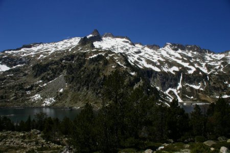 Le lac d’Aubert surplombé par le Ramougn et le pic de Néouvielle