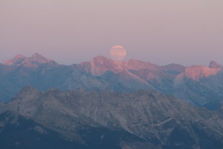 Fin de coucher de soleil et lever de lune derrière le Péouvou, Salsa et Rubren à gauche, Tête de Gandin, Eissassa et Pic du Pelvat à droite.