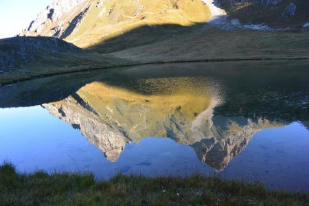 Le Lac des Cerces nous offre un beau reflet.