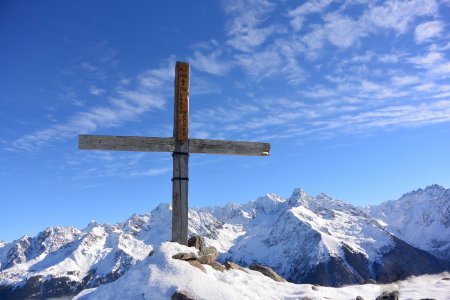 Un rajout a été fait à la croix pour donner l’altitude.