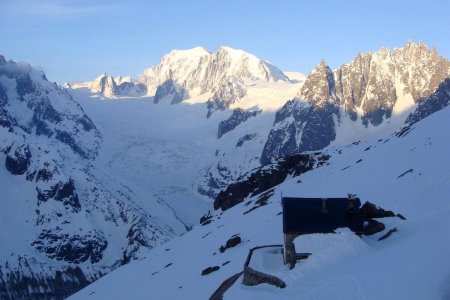 Lever de soleil sur le Mont Blanc et les Aiguilles de Chamonix.