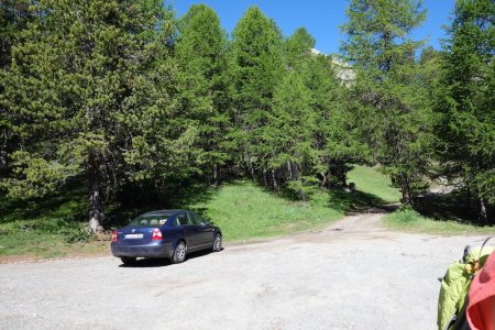 Le petit parking au bord de la route du Col de L’Izoard.