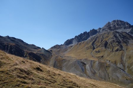 Vue arrière sur le sommet du Grand Vallon le col de Péas et le Rochebrune