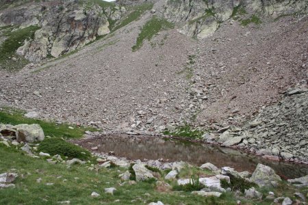 Le petit lac de Cerise, entre alpage et éboulis