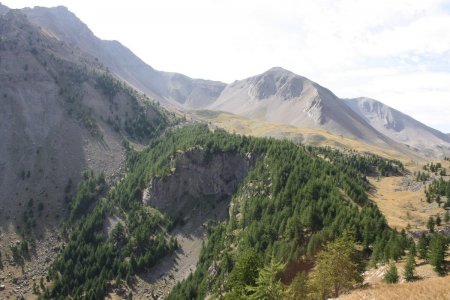 La cascade surgissant de la Gorgia, cachée par les arbres en bas à droite de l’image