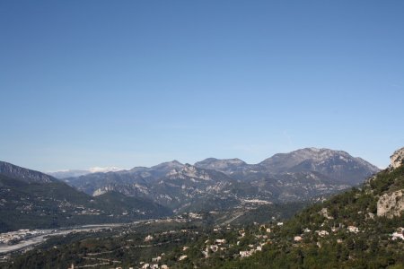 Au fond à gauche enneigé, le Mont St Honorat, puis les sommets de la Vallée de l’Estéron (Mont Brune, Cime des Collettes, Cime de la Clappe, Mont Vial, et au premier plan Mont Lion)