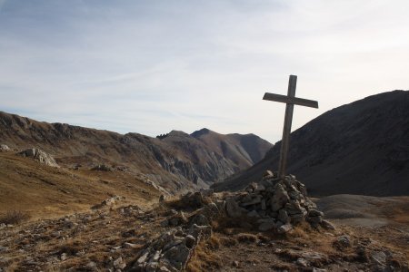 La croix et la vue sur le vallon de Fouès