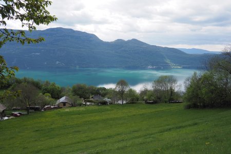 Les Granges, le lac et le mont de la Charvaz.