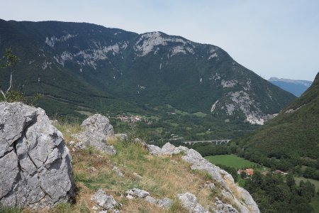 Le rocher de Léaz, Longeray et le grand crêt d’Aup.